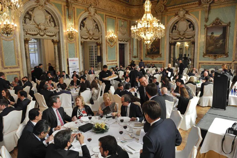 Salón de eventos montado para banquete